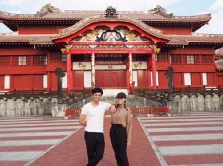 小島よしお、美人妻と沖縄旅行「御先祖様に結婚の報告してきました」