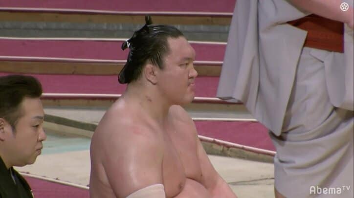 「これだから相撲はわからない」白鵬、まさかの土 土俵下で親方“被弾”し豪快に1回転