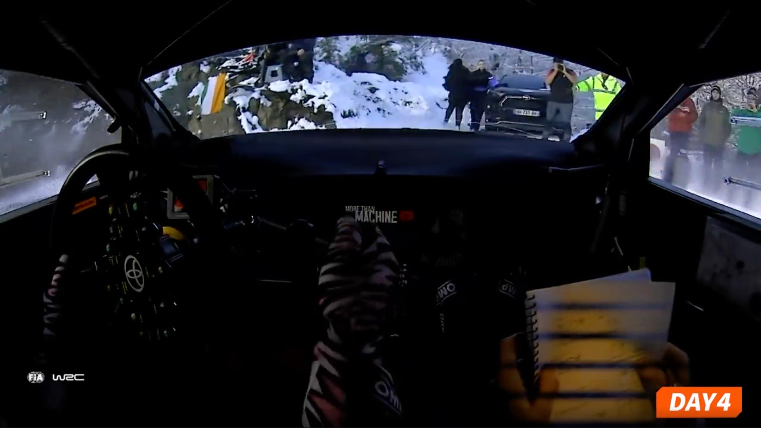 ステアリングを切るも、滑ってグリップを失う形に