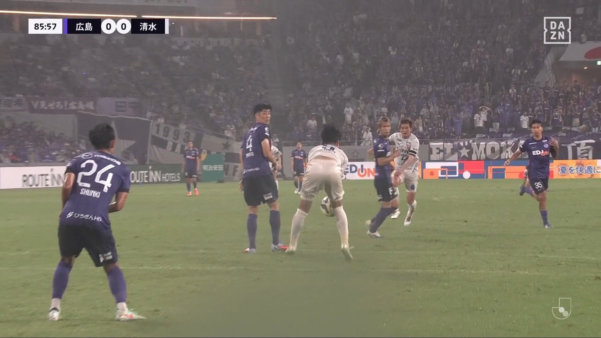 【映像】ゴール一直線のダイレクトシュートを腹で止めた瞬間