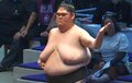 胸のお肉を“ムギュっ”と… “ほっそり美脚”の巨漢力士、土俵際での攻防にひやり 相手力士咄嗟の行動に「やさしいね」「胸のお肉をw」