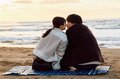 瀬戸利樹、夕暮れの海辺で紺野彩夏に我慢できず2度目のキス「帰りたくねぇな」『私たち結婚しました 4』9話