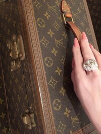 叶姉妹『美香さんの本箱❤️と、ナナミン❤️…❤️✨✨』