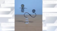 S字フックと硬貨で“神業”バランスアート