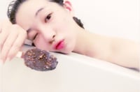 足立梨花、制服姿を披露　“色っぽいJK”にファン大興奮