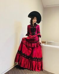 声優・小松未可子、ゴージャスな真っ赤なドレス姿を公開　「みかこしうつくし」称賛の声