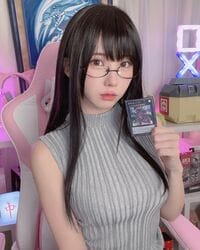 「美しすぎる」「なんという破壊力」えなこの“黒髪ニットメガネお姉さん”ショットにファン沸騰