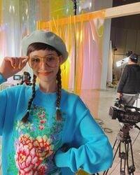 新木優子のキュートな“オン眉”メガネスタイルにファン称賛「とても素敵」「三つ編みカワイイ」