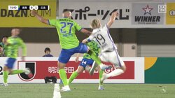 「カードないのかい！？」「ガキ使ちゃうねんから」広島DF、アフターで“無慈悲”なタイキックを受け激昂「そりゃ怒るわな」