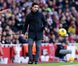 「上手すぎる」アルテタ監督が革靴で“神技トラップ＆リフティング”を披露した瞬間！引退から７年経過も衰えぬ足技に「よく止まるな」「かっこいい」など反響続々