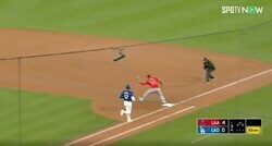 大谷翔平に一体、何が起こった？ 2打席連続の“大谷シフト”で凡退した後の姿にファン騒然 「調子悪すぎるな」「あの球に手を出すとは…」