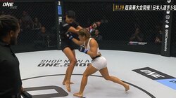 美女ファイターが懇願「止めてちょうだい」よもやの事態にレフェリー困惑 前代未聞のフィニッシュに視聴者も騒然