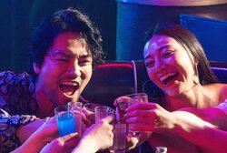 桐谷健太、タイのナイトクラブでセクシーな美女に囲まれ乾杯！佐野玲於はキレキレのダンス披露『インフォーマ -闇を生きる獣たち-』