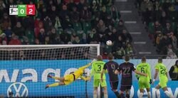 人間じゃねえ… ガチのバケモノだ！「なんというシュート精度！」「まさに決定力…」 GKの手が届かない位置に叩き込む！美しすぎる“急回転ミドルシュート”が炸裂した瞬間　FWケインの21ゴール目は止めることが不可能な一撃