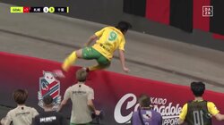 ｢魔の3月第2週！｣あわや大惨事、ゴールを決めた選手が約3m下の奈落に落下...“札幌ドーム転落騒動”の顛末「無事で良かった」「3人目やぞ」選手への心配と安全面の対策にコメント殺到