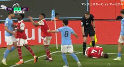 「レッド出せよ！」プレミアリーグ首位攻防戦で18人を巻き込む“大乱闘”　前半終了間際、カーフキックからのど突き合いがファンにも飛び火「やっちまえ」「蹴ったの見たぞ」