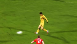 「天才だ」鎌田大地が“美しすぎるダイレクトパス”でプレアシスト！「まさにピンポイント」「格が違う」現地実況＆ファンが大絶賛