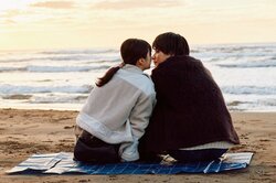 瀬戸利樹、夕暮れの海辺で紺野彩夏に我慢できず2度目のキス「帰りたくねぇな」『私たち結婚しました 4』9話