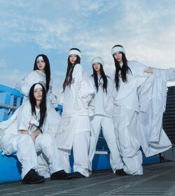 NewJeansメンバー5人の独占インタビュー番組がWOWOWで開始 プロデューサーのミン・ヒジンの独占インタビューも