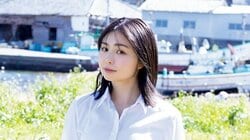 愛くるしい“たぬき顔”の若手女優 小島のり佳が眩しい初水着グラビア 『ヤンマガ』登場