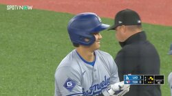 大谷翔平、審判まで虜にしちゃう？あざとかわいい仕草 偶然が生んだ見たこともないような“審判とハイタッチ”っぽい動き