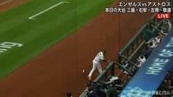 え、マジ！？ 逃げた先にすっぽ抜けたバット “予測不能”な動きで直撃を受けたコーチに「飛び出なければよかった」同情の声