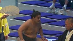 「勝ったのに怒られた」ファン驚愕 “対戦力士を回転させまくる”衝撃の光景 取組後、審判に指導を受け…「何回転させてんねん」ツッコミの声も