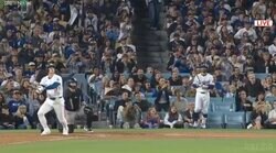 大谷翔平の衝撃52号アーチに同僚ベッツも“ドン引き”…カメラが捉えたまさかの表情にファン爆笑「固まってるやん」