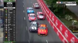 「あぶねぇって！！！」トヨタとシボレーが何度もぶつけ合う“喧嘩レース” 中継カメラも異例のロックオン「先頭争いより面白い」