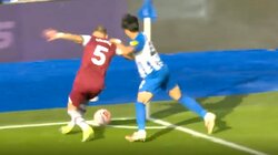 衝撃！三笘薫が闘争心むき出しで大暴れ マークマンを背後からつかんで投げ飛ばす… 柔道ばりの投げ技を炸裂させた瞬間