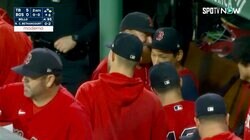 MLBならではの“粋な計らい” 吉田正尚が本拠地最終戦で同僚ベテランと“熱いハグ” 球場総立ちの交代シーン