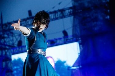 雨と210トンの水演出で国民全員が濡れた！ 欅坂46『欅共和国2019』は