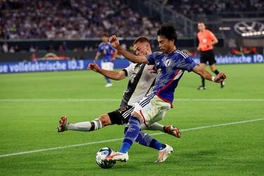 2022 サッカー ワールドカップ ドイツ戦 試合マーク入り日本代表 三笘 三笘薫、チームメートに容赦ない一撃！ドイツ代表もよろめく“超速また