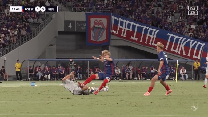 スタジアム騒然！危険な“後方タックル”がノーカード…「退場やろ」「VAR介入なし？」選手＆ファンが不満を募らせた瞬間 2枚目