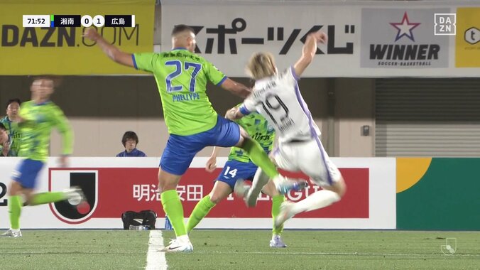 「カードないのかい！？」「ガキ使ちゃうねんから」広島DF、アフターで“無慈悲”なタイキックを受け激昂「そりゃ怒るわな」 2枚目