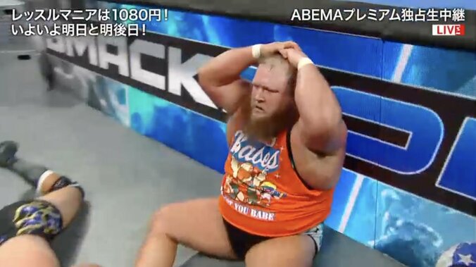 勢い余って場外に出てしまい頭を抱えるオーティス