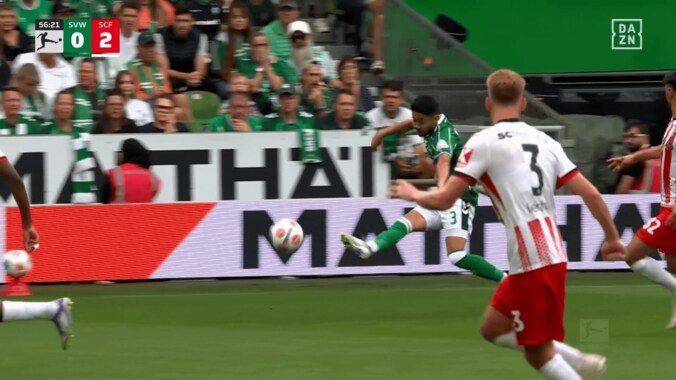 アーリークロスを上げる菅原由勢