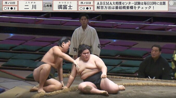 土俵下の安治川親方も驚いた様子