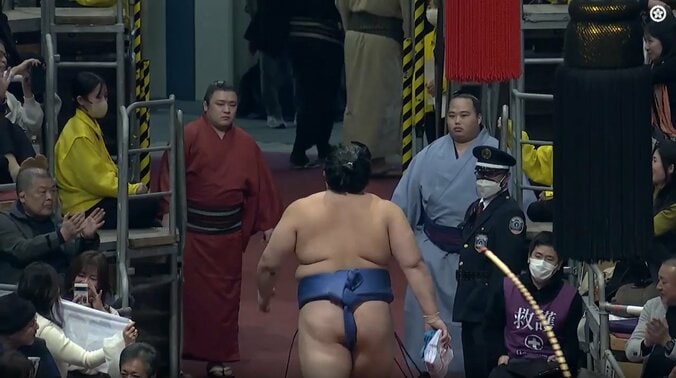 大量の懸賞金を手に引き上げる大の里