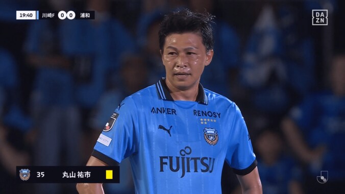 「レッドカードだろ」「妥当な判定」Jリーグの“DOGSO未遂”でファン大論争！川崎DFが浦和FWを引っ掛けた瞬間「ハーフウェーラインだし」「ファウルなければ決定機」 3枚目