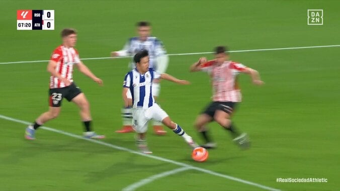 「PKだろ！」久保建英、圧巻ボール奪取→ペナルティエリア内で倒されるもPKなし「とらないんかい」不可解判定に抗議のアピール 5枚目