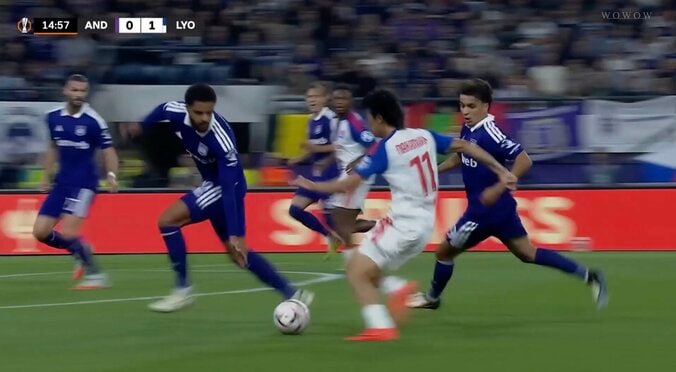 「推進力がすごい！」中村敬斗、“キレキレ”ドリブル突破で相手3人を翻弄「上手かった今のは」MOMの躍動に称賛 3枚目