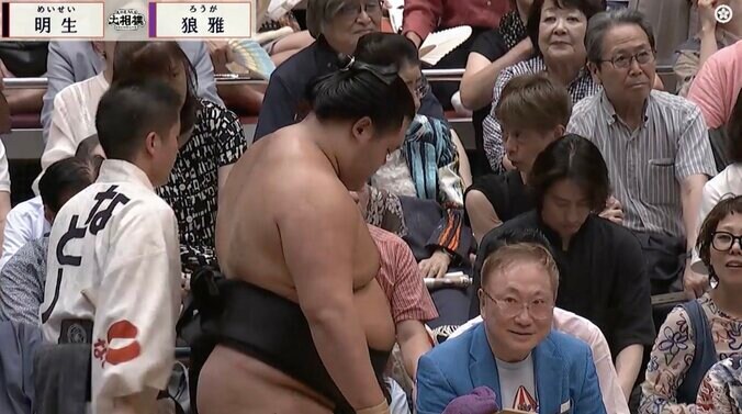 力士を見つめる高須先生