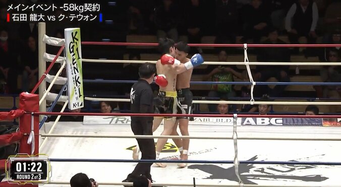 たまらずクリンチのテウォン