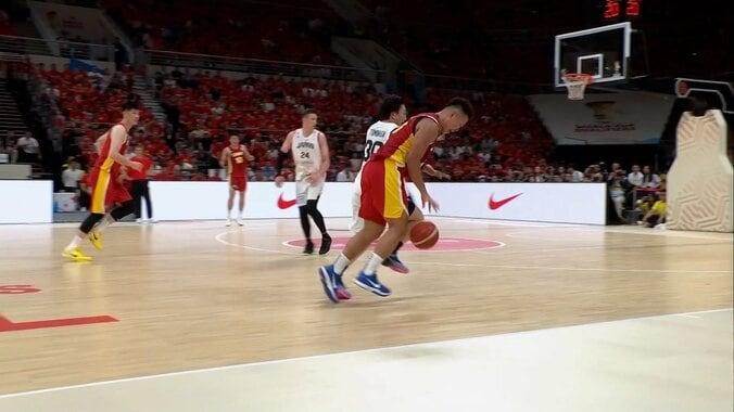 【バスケ中国戦】「どこがファウルやねん！」富永啓生ビックリの“不可解ジャッジ”にネット疑問…「キックボールだわ」「可哀想すぎる」 3枚目