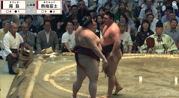 「メンチ切ってる」霧島、熱海富士に詰め寄り“ただならぬ形相” カメラが捉えた“わずか2秒”の出来事に元若乃花も驚きと困惑 6枚目