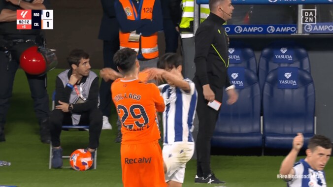 久保建英が激昂！敵を突き飛ばして口論…「めっちゃイライラしてる」「ついに感情爆発」「早くしろ！ってアピール」ソシエダは6試合未勝利で欧州行き絶望的 3枚目