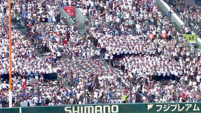 「アルプスの圧やば」甲子園に轟く慶応の“爆音声援“が加速！ 103年ぶり決勝へ「“応援”が圧力になっています」 実況も言及した異例の光景 1枚目