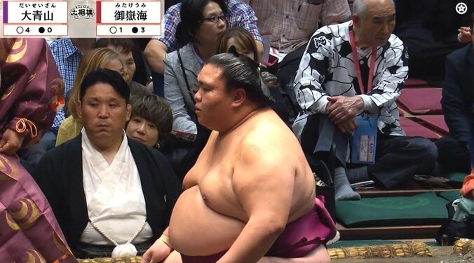 「あ、映ってる」「キレイな人が」親方の背後に“ひょっこり”気品漂う著名人の姿 「めっちゃ気になる」ファンざわめき 3枚目