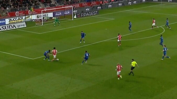 中村敬斗、衝撃のビタ止めトラップ→3人に突っ込む超強気ドリブルで相手守備翻弄「あれはボールとれないやろな」 2枚目